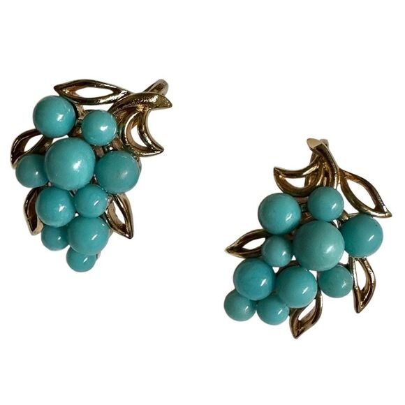 Vintage Crown Trifari gold tone turquoise beaded clip on earrings - Picture 2 of 10